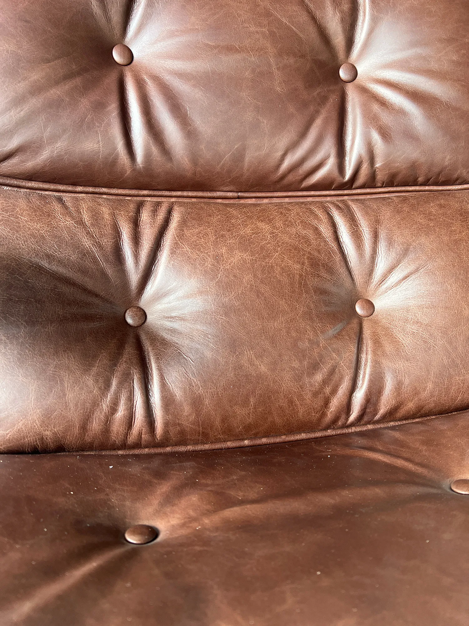 Эргономичное кресло Eames Lobby Chair ES104, состаренная коричневая кожа Premium EU Version